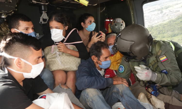 Por aire, continúa el rescate de personas atrapadas por el invierno en zona rural de Villavicencio, Meta 