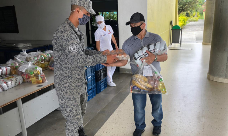 Una vez más, su Fuerza Aérea apoya entrega de alimentos en Rionegro  