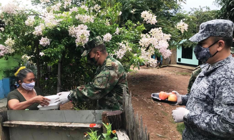 En el sur del Tolima, su Fuerza Aérea y el Ejército Nacional beneficiaron con un desayuno a familias vulnerables