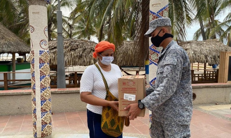 Su Fuerza Aérea Colombiana continúa entrega de ayudas en Riohacha, La Guajira