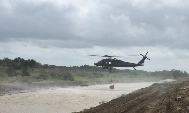 Helicópteros de su Fuerza Aérea Colombiana mitigan el incendio forestal de Parque Isla SalamancaIsla Salamana