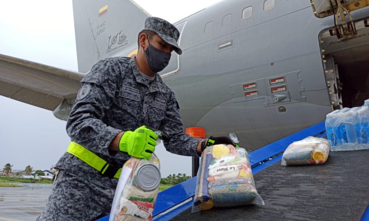 El Boeing KC 767 “Júpiter” despliega sus alas para llevar más ayudas humanitarias al Archipiélago