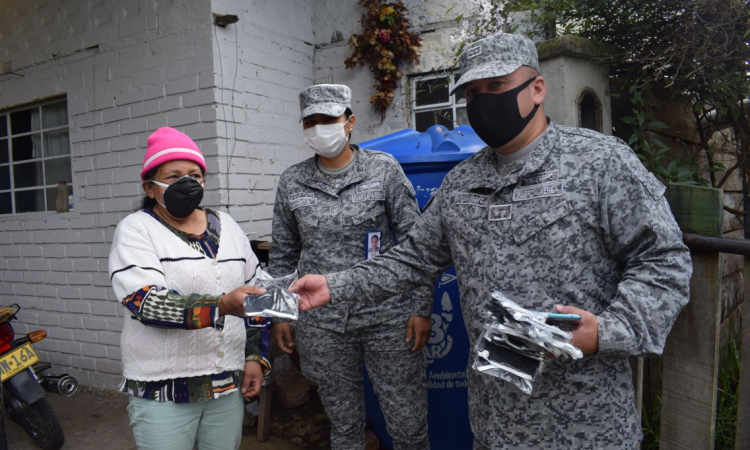 Comunidad de Zipacón recibe ayuda de su Fuerza Aérea Colombiana 