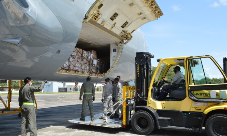 Niños y niñas de La Pedrera, área no municipalizada del Amazonas recibirán alimentos transportados por su Fuerza Aérea