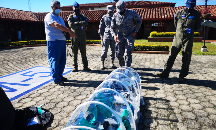 Fuerza  Aérea Colombiana cuenta con una nueva cámara de aislamiento para el traslado de pacientes con COVID-19