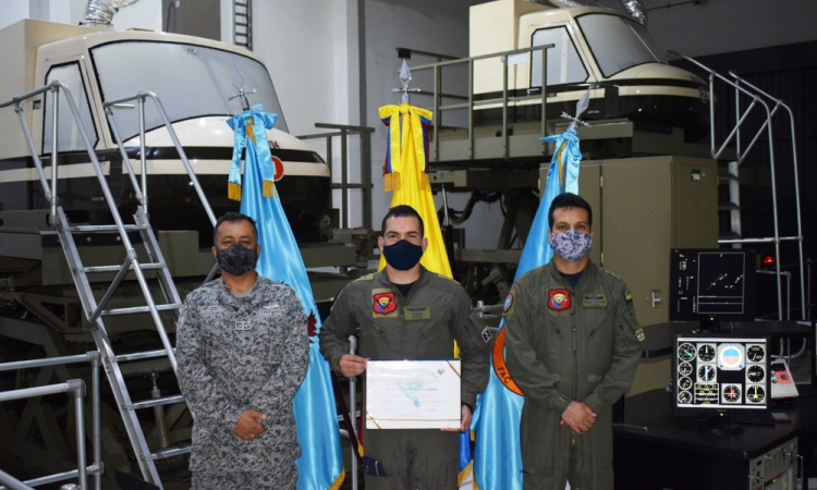 Oficiales de todas las Fuerzas se preparan como instructores de vuelo en la Escuela de Helicópteros para las Fuerzas Armadas.