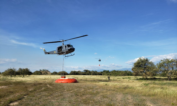 Helicópteros de su Fuerza Aérea Colombiana apoyan emergencia por incendio forestal presentado en Palermo, Huila 