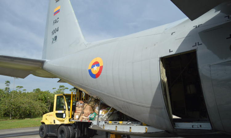 Con vuelos humanitarios su Fuerza Aérea apoya a colombianos vulnerables por la pandemia en Leticia