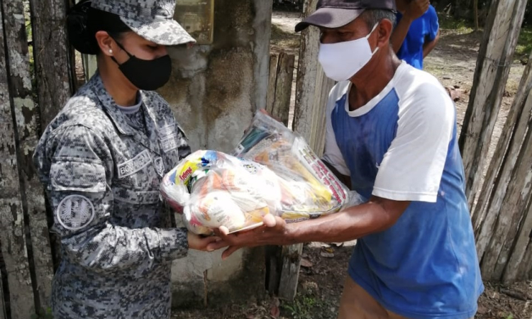 Familias del barrio San Miguel de Leticia recibieron ayudas humanitarias por parte de su Fuerza Aérea Colombiana