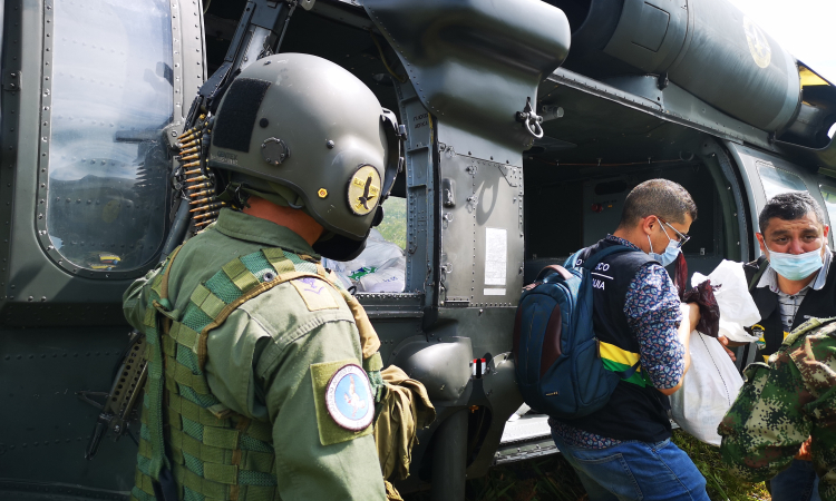En un helicóptero de la Fuerza Aérea fue transportada ayuda humanitaria para comunidades indígenas de Antioquia
