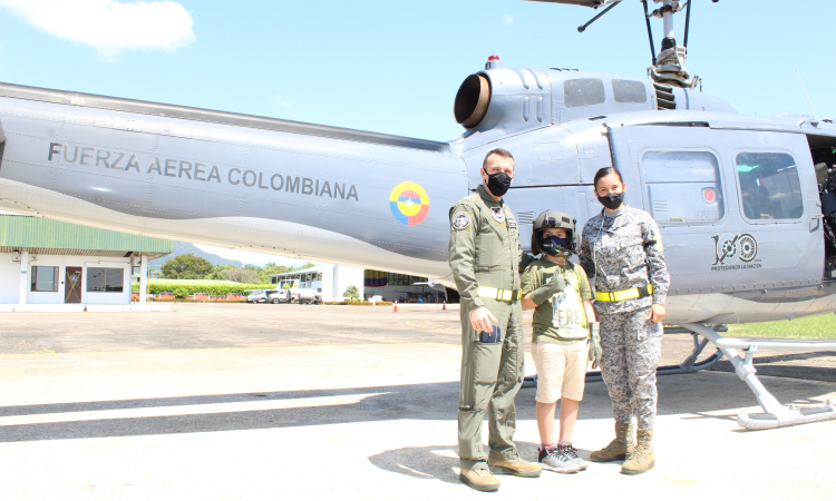 Manuel cumplió el sueño de conocer un helicóptero de su Fuerza Aérea Colombiana