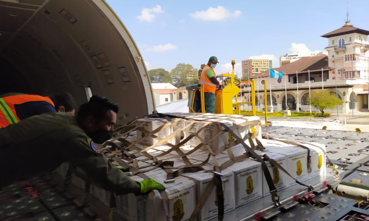 Su Fuerza Aérea Colombiana continúa transportando ayuda humanitaria a Guatemala