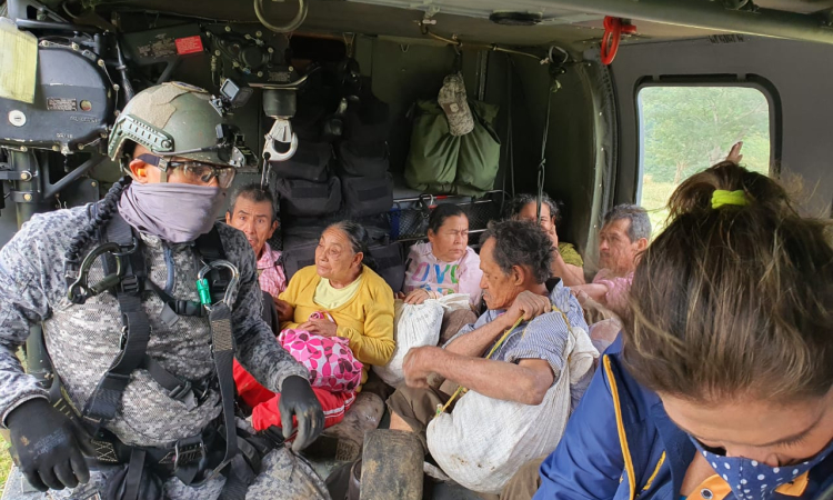 Ángel de su Fuerza Aérea evacúa damnificados en Dabeiba, Antioquia