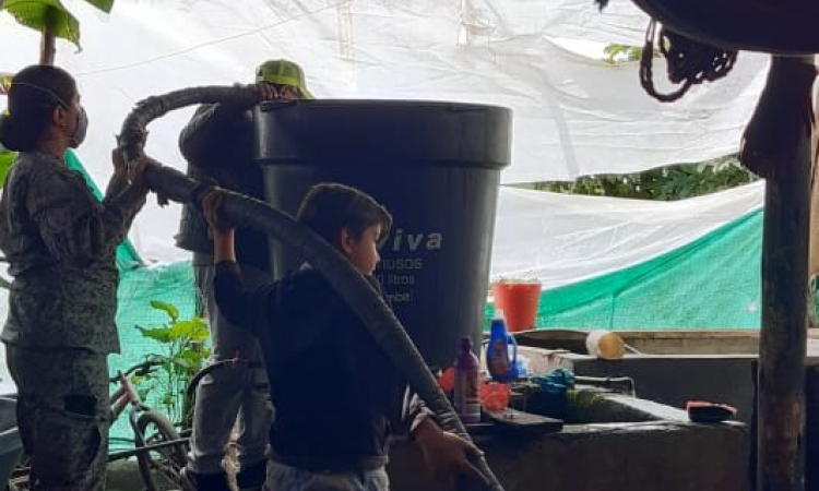  Fuerza Aérea continúa abasteciendo de agua potable al municipio de Zipacón