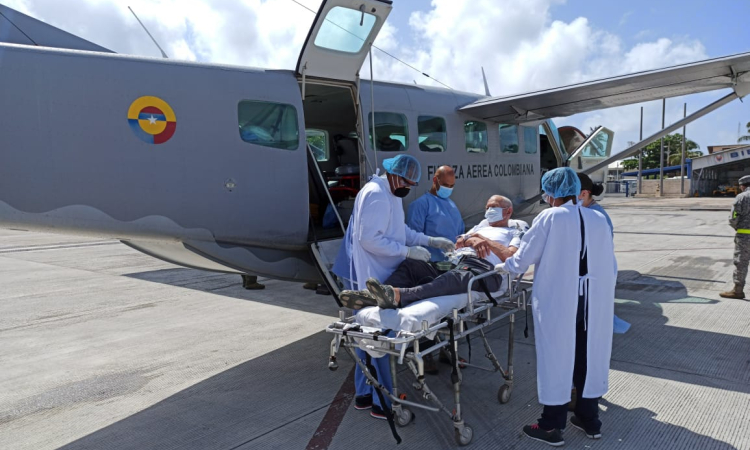 Enfermeros militares: desde los cielos combaten el COVID-19 y otras enfermedades