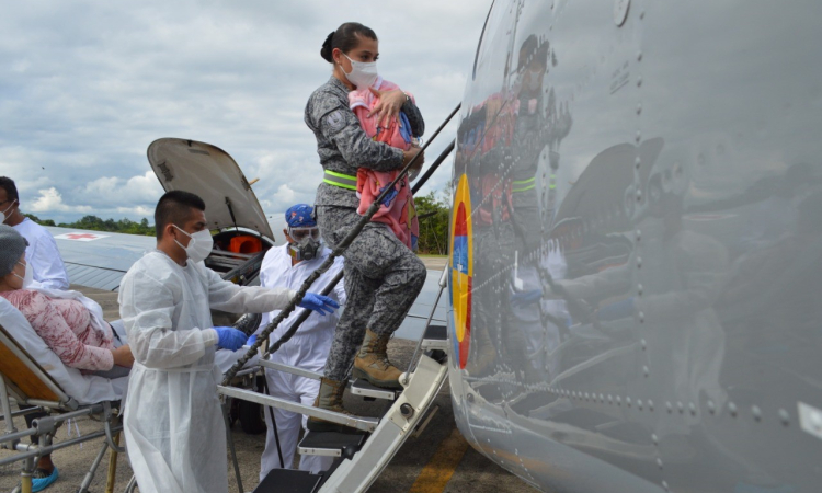 Un ángel de metal de su Fuerza Aérea transportó a bebé recién nacida para salvar su vida