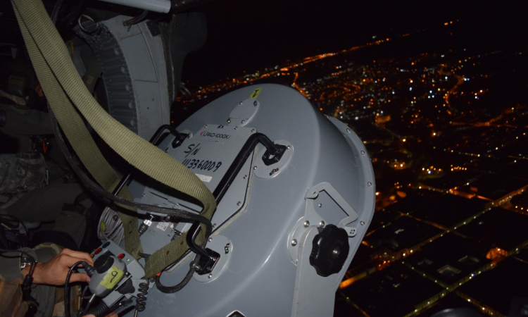 Mensajes de seguridad ciudadana son emitidos sobre Cali desde un helicóptero de su Fuerza Aérea Colombiana