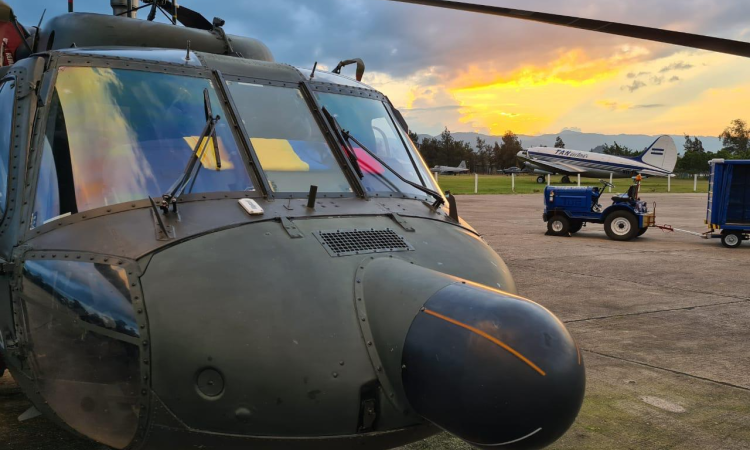 Helicóptero UH-60 Black Hawk de su Fuerza Aérea Colombiana llega a Honduras