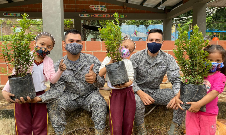  Habitantes y estudiantes de la vereda El Salero en Melgar, se beneficiaron gracias a su Fuerza Aérea Colombiana