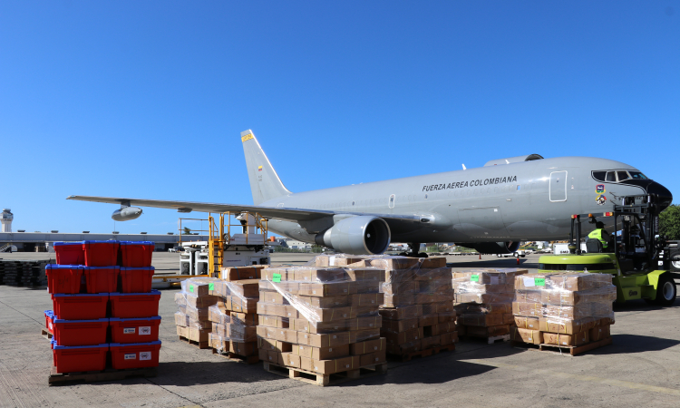 Su Fuerza Aérea transporta personal de construcción y más de 28 toneladas desde Puerto Rico e Islas Caimán hacia San Andrés