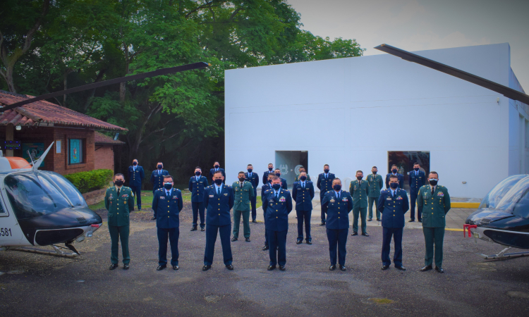 16 Oficiales de Fuerza Aérea y Ejército Nacional preparados para ser pilotos militares 