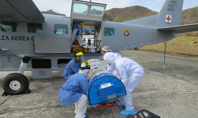 Pacientes con COVID-19 son traslados por su Fuerza Aérea en Providencia