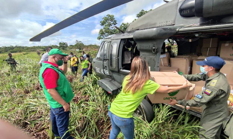 En helicóptero llegaron ayudas humanitarias a Murindó