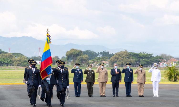 Presidente de la República acompaña la ceremonia el ascenso de los nuevos Subtenientes de su Fuerza Aérea