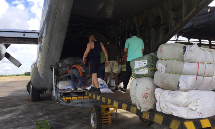 Fuerza Aérea Colombiana transporta 13 toneladas de ayuda para beneficiar a comunidades del Vaupés