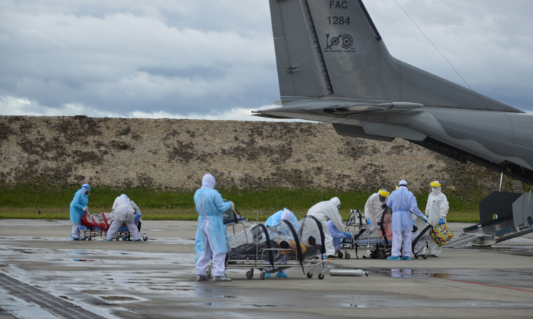 Traslados masivos de pacientes con COVID-19, una capacidad de su Fuerza Aérea Colombiana.