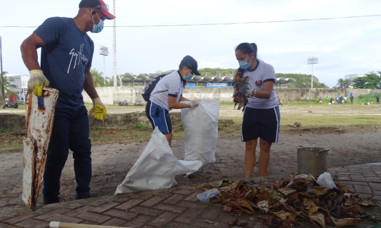 Fuerza Aérea apoya jornada de limpieza de escenarios deportivos en San Andrés