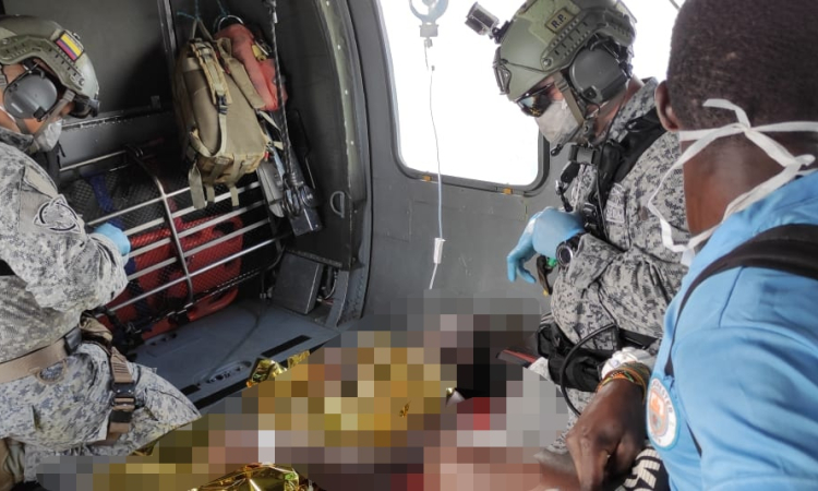 Otro indígena herido por artefacto explosivo improvisado fue evacuado por la Fuerza Aérea