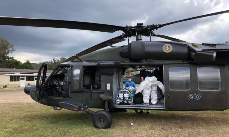 En helicóptero fueron trasladados de manera prioritaria pacientes con posible COVID-19