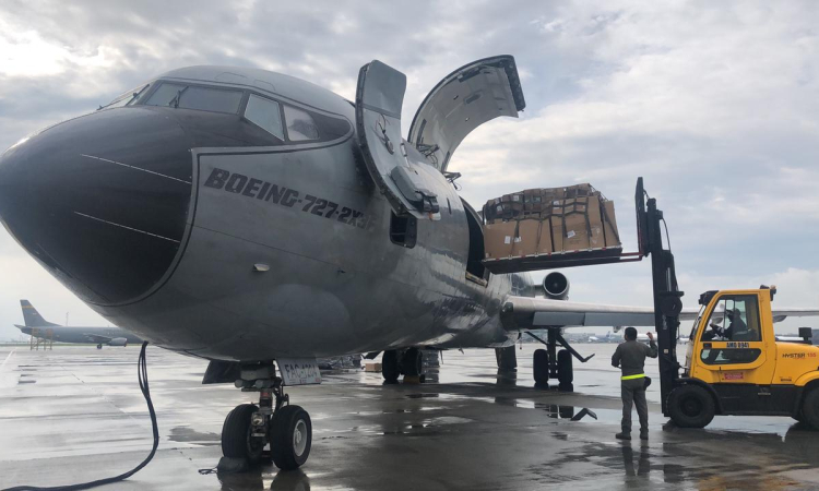 Su Fuerza Aérea continúa transportando ayudas al archipiélago
