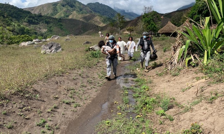 Indígenas Kogui fueron evacuados en helicóptero de su Fuerza Aérea Colombiana
