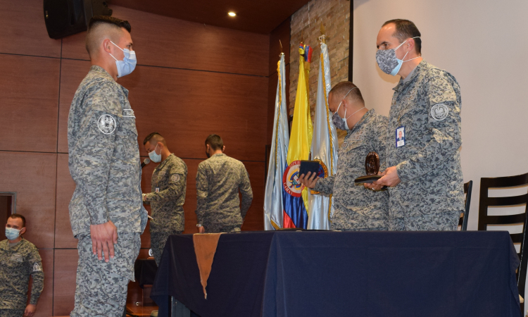 Hombres y mujeres de su Fuerza Aérea Colombiana son capacitados en CAMAN