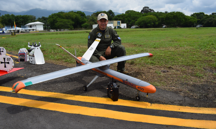 “Mi pasión por los aviones a escala se convirtió en mi trabajo”: Técnico Primero Bonilla