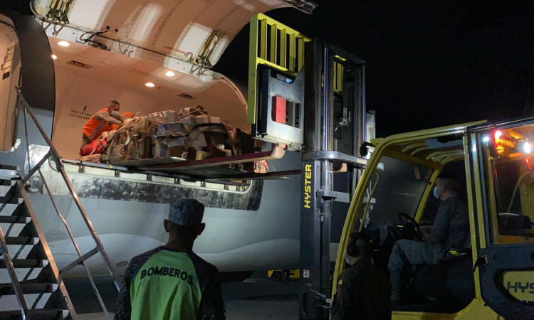 La aeronave C-40 continúa transportando ayudas humanitarias al Archipiélago de San Andrés Islas