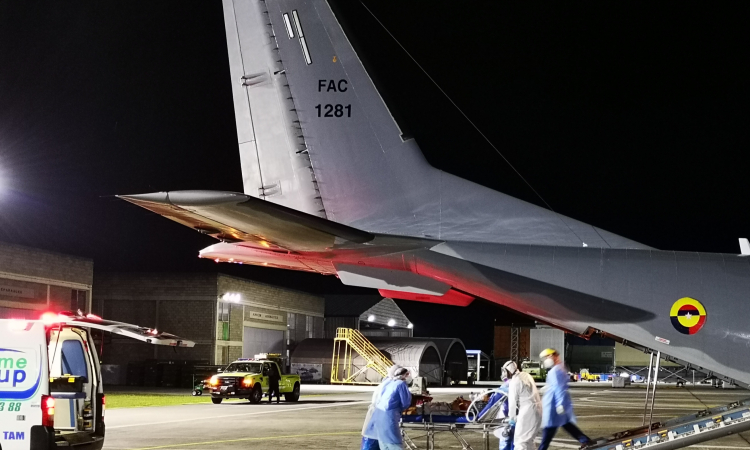 Tripulaciones de su Fuerza Aérea trabajan sin descanso para preservar la vida de los pacientes en vuelo