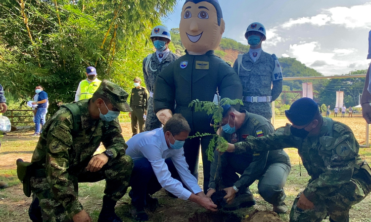 Con una ‘sembratón’ fue celebrado el Día de la Tierra por su Fuerza Aérea Colombiana