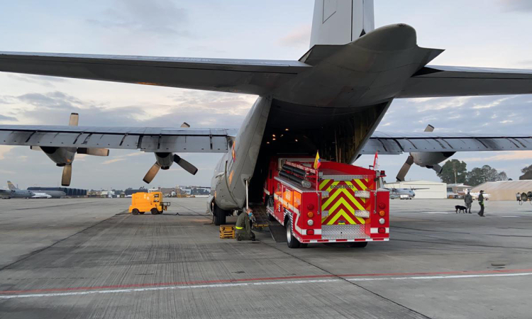 Máquina de bomberos llega a San Andrés en Hércules de su Fuerza Aérea