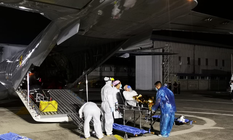 Salvando vidas, pacientes con COVID-19 fueron trasladados por su Fuerza Aérea desde Rionegro, Antioquia, hacia Bogotá