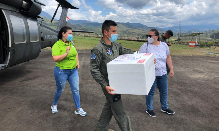 Vacunas contra el Covid-19 llegan a zonas alejadas de Antioquia por vía aérea  