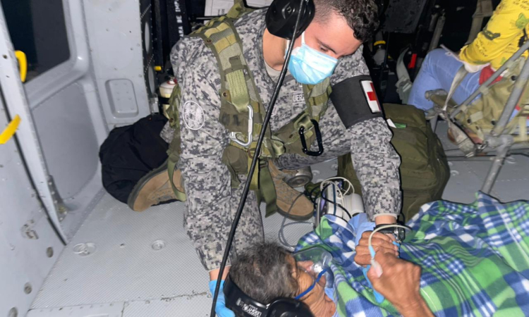 Mujer de 71 años fue trasladada desde Planadas hasta Ibagué por su Fuerza Aérea Colombiana