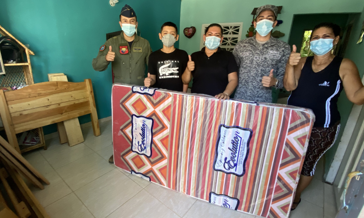 Familia de Flandes, Tolima, recibió apoyo de su Fuerza Aérea Colombiana
