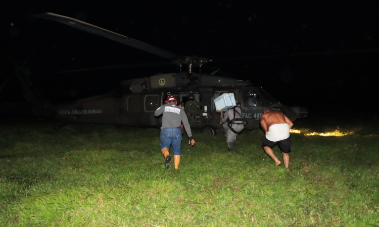 Rescate aéreo en Meta: dos personas atrapadas por crecientes de ríos, fueron evacuadas en helicóptero