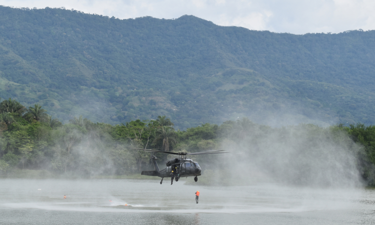 Fuerza Aérea Colombiana entrena su personal en maniobras para rescate humanitario