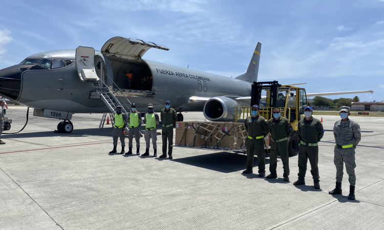Concentradores de oxígeno llegan a San Andrés con ayuda de su Fuerza Aérea 