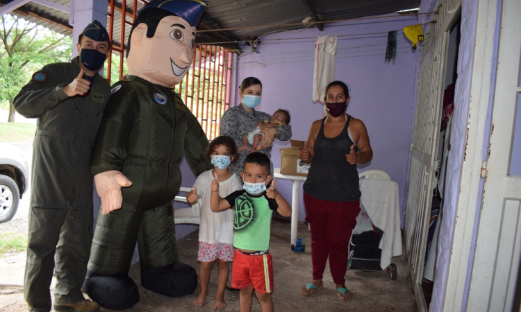 Ayudas a personas damnificadas en Melgar fueron entregadas por su Fuerza Aérea Colombiana