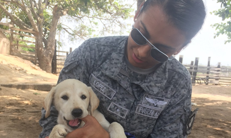 Rescatar perros, la segunda vocación de una oficial de su Fuerza Aérea Colombiana